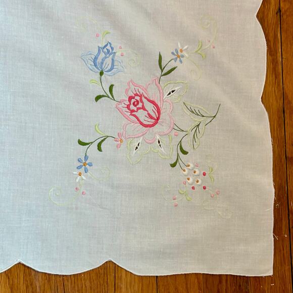 Vintage Embroidered Floral Linen Tablecloth with Scalloped Edges - Picture 5 of 14